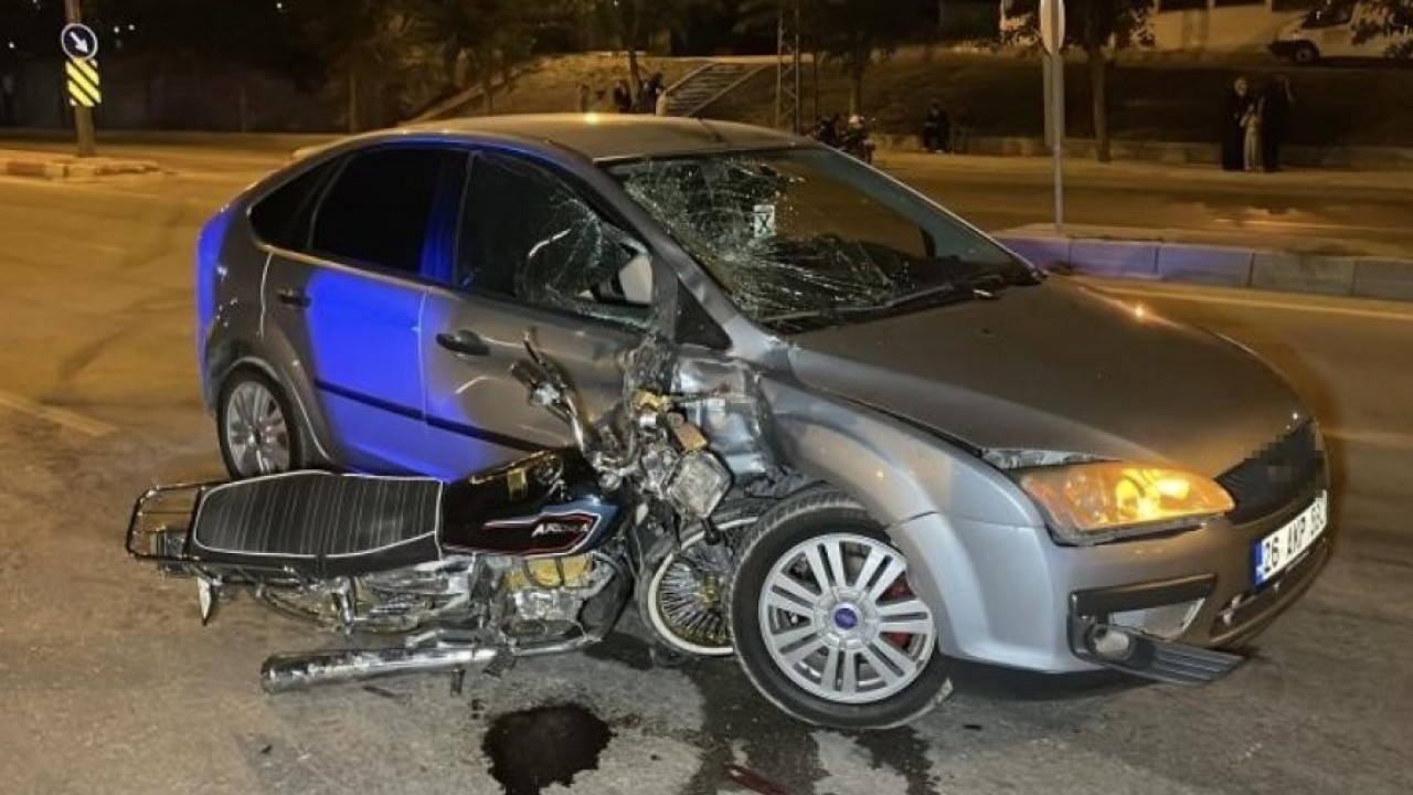 Motosiklet otomobile ok gibi saplandı: 1 ölü, 1 yaralı