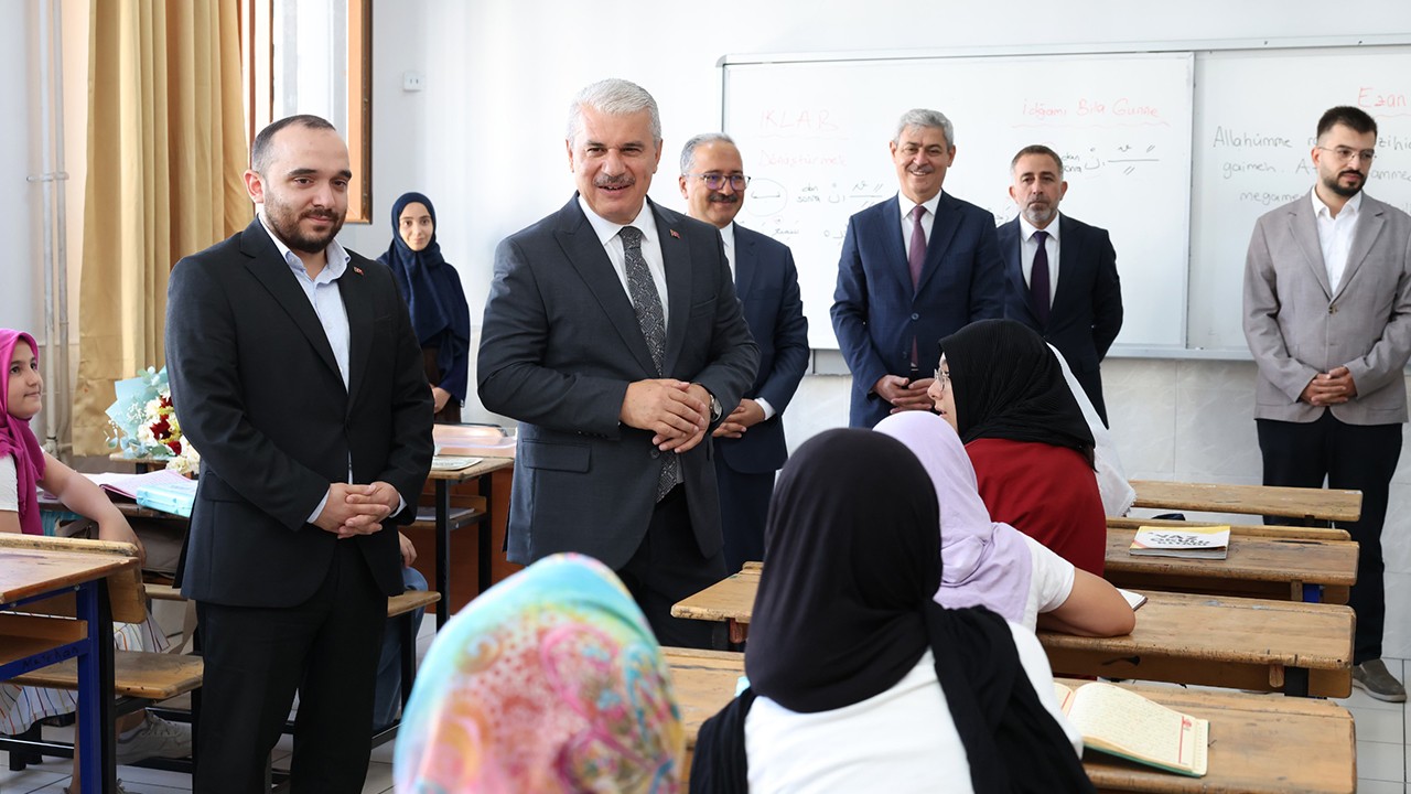 Konya Valisi Akın, TÜGVA Yaz Okulu ve Özel Genç KOMEK öğrencileriyle bir araya geldi