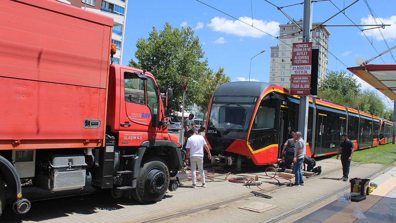 Tramvayın çarptığı genç kadın hayatını kaybetti