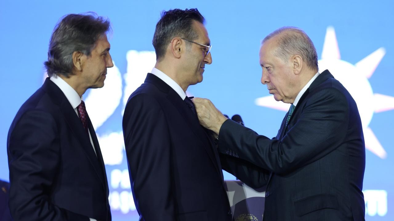 AK Parti'ye 3 milletvekili ve 7 belediye başkanı katıldı
