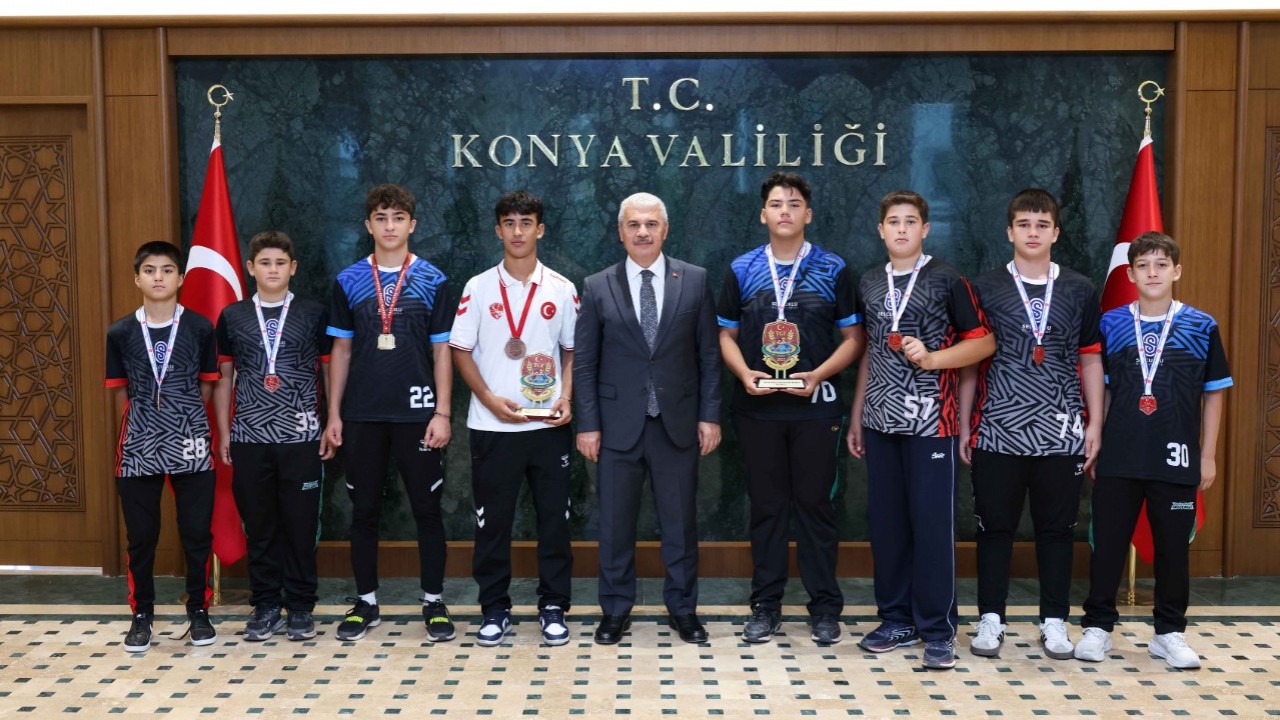 Selçuklu’nun şampiyon güreşçileri Vali Akın’ı ziyaret etti