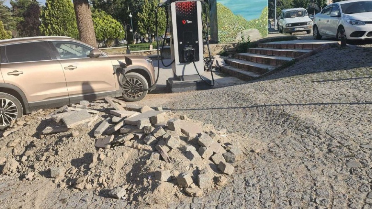 Akşehir’de elektrikli araç istasyonuna moloz engeli