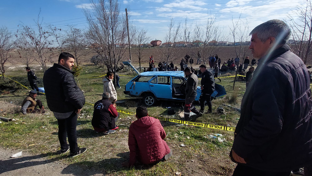 Konya'da otomobil, otobüs durağına daldı... 3 kişi öldü, 6 kişi yaralandı - Resim : 1
