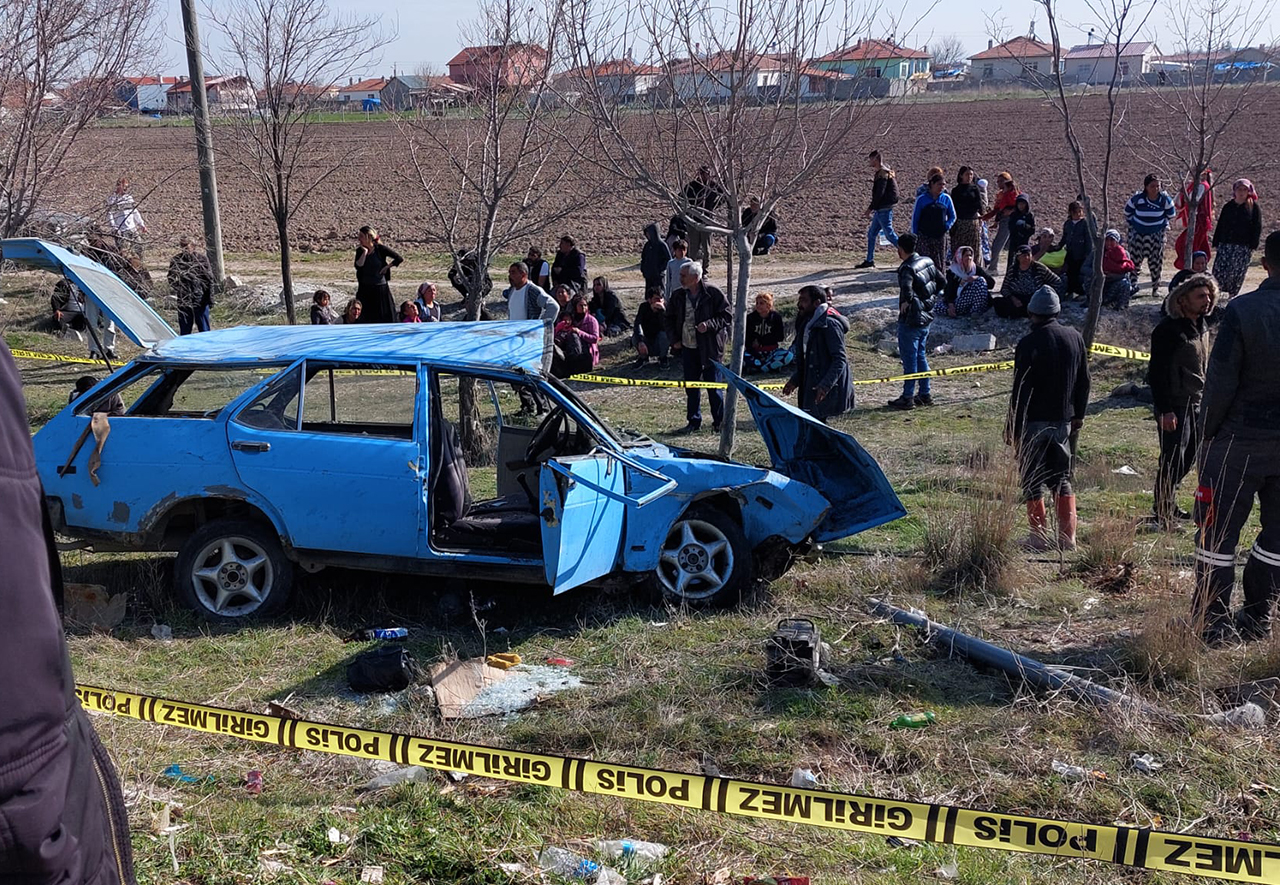 Konya'da otomobil, otobüs durağına daldı... 3 kişi öldü, 6 kişi yaralandı - Resim : 3